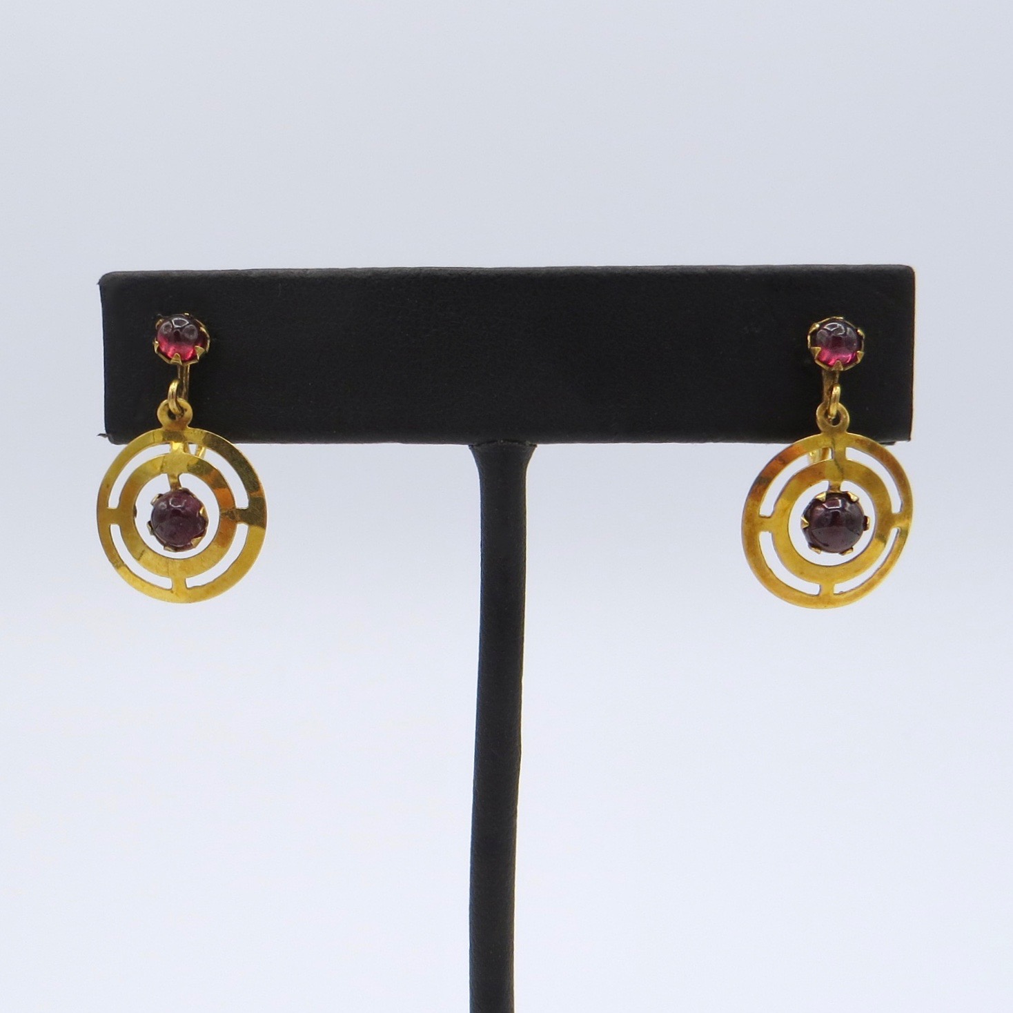 5JE19-garnet-screwback-earrings-a