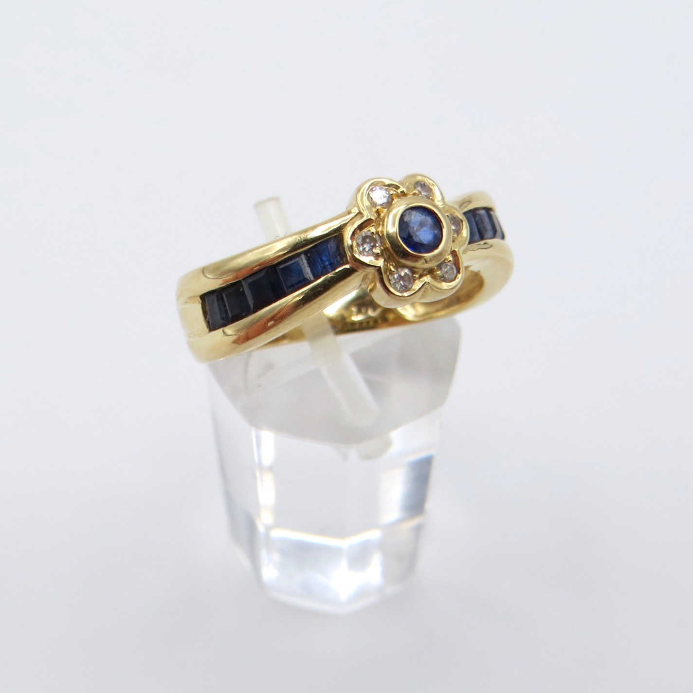 Diamond & Sapphire Flower Ring