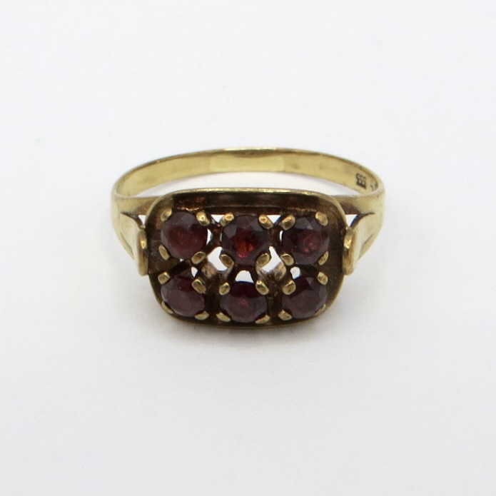 8kt Gold and Garnet Ring