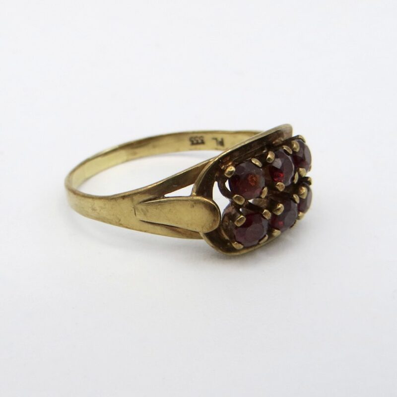 8kt Gold and Garnet Ring